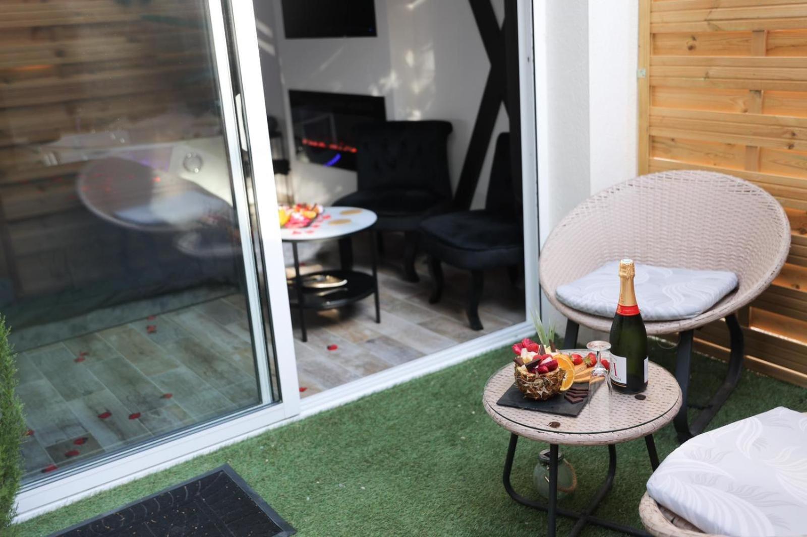Loft, Studio And Love Rooms Bourg-Saint-Christophe Ruang foto